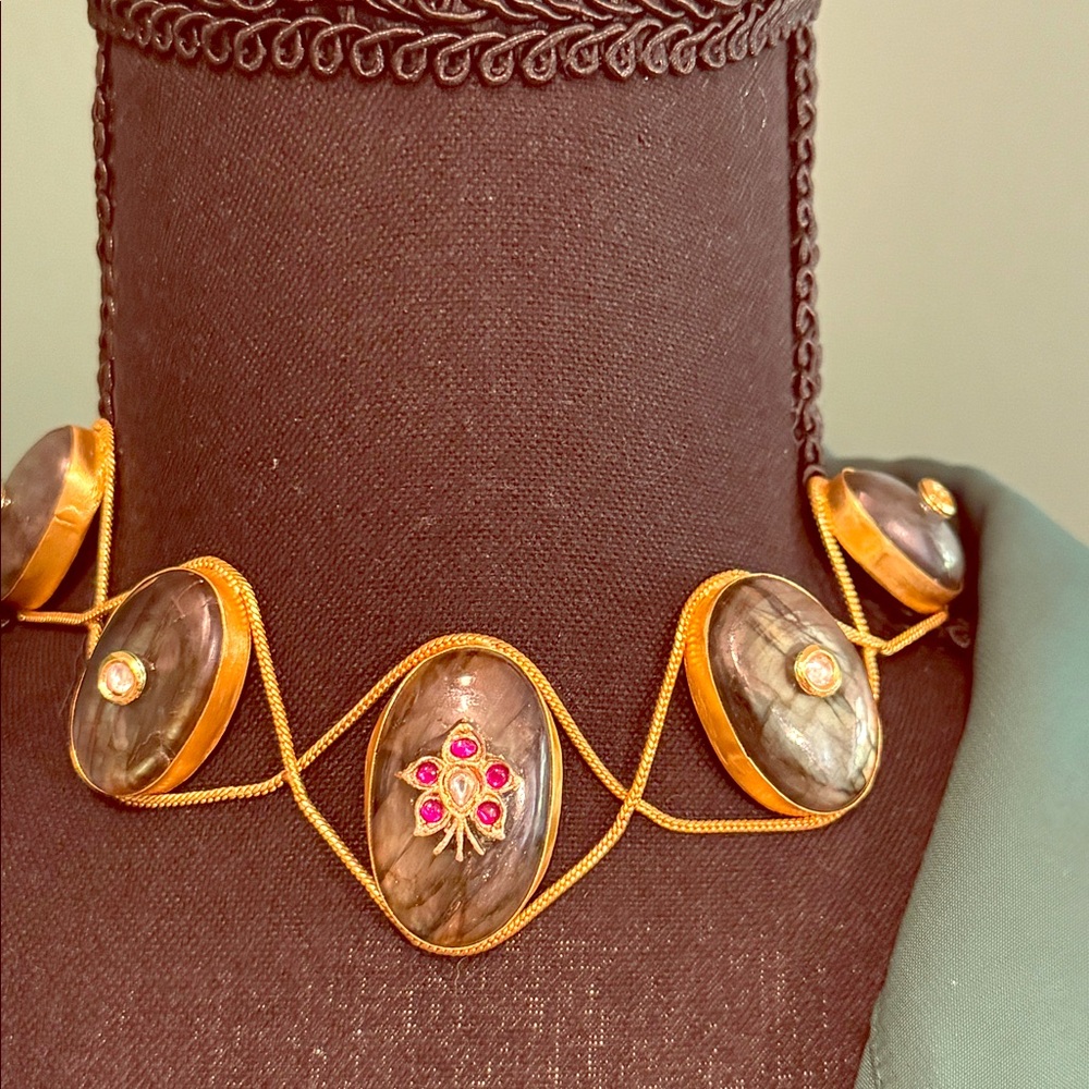 Chic choker!!